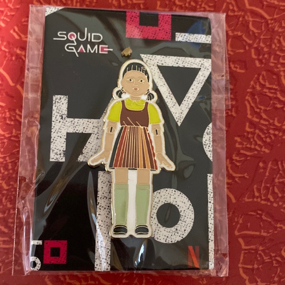 Squid Game Netflix Collectible enamel pin - rare! NEw On Card. TV memorabilia